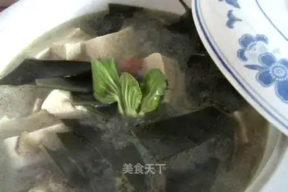 Stewed seaweed with frozen tofu