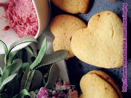 Strawberry chocolate sandwich cookies