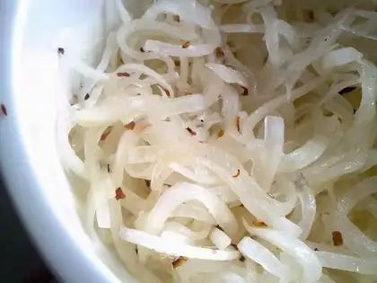Pepper shredded radish