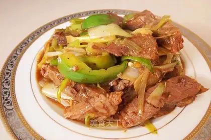 Grilled pork strips with onions