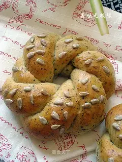Black bean wolfberry garland bread
