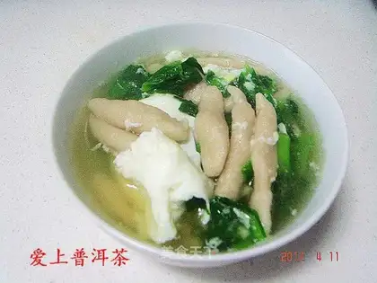 Boiled noodles with green vegetables and eggs