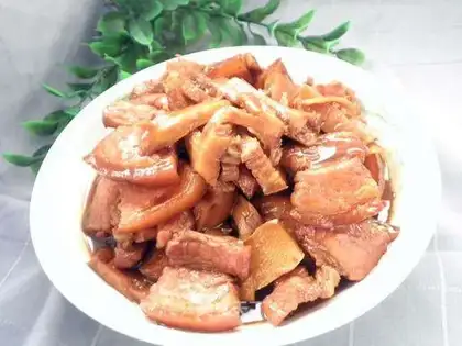 Braised gluten with pork belly