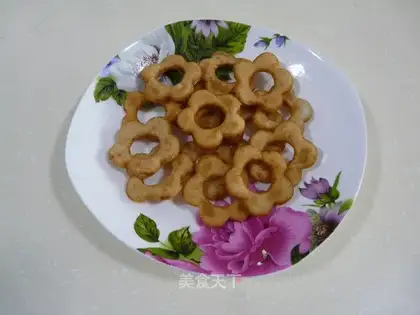 Plum blossom yam cake