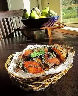 Pan-fried salmon bones with dried spice leaves