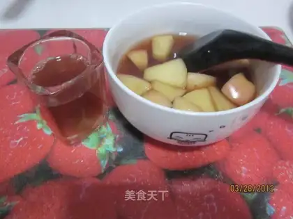 Boiled apples in red wine
