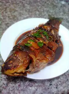 Braised crucian carp in soy sauce