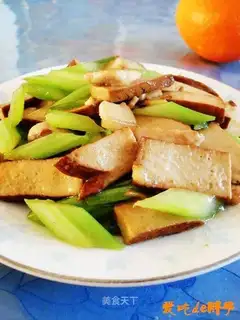 Scrambled pork slices with celery and dried bean curd