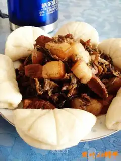 Roasted pork with lotus leaf cake and plum vegetables