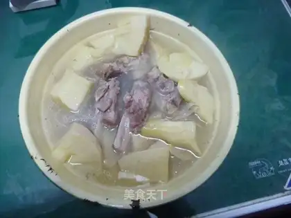 Spring bamboo shoots bone soup