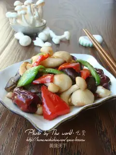 Fried double mushrooms with pepper and red dates