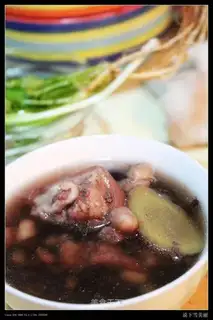 Pig tail mixed bean soup