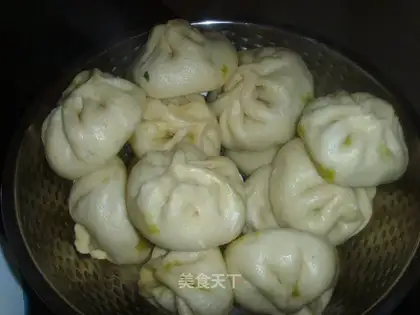 Steamed buns with leek, egg and shrimp