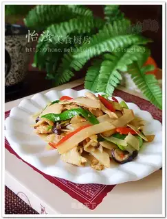 stir-fried chicken slices with mushrooms and potatoes