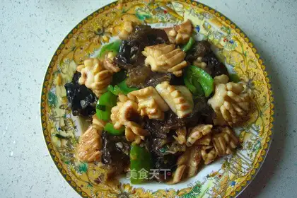 stir-fried squid with fungus and green pepper