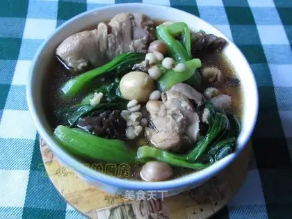Stewed chicken with lotus seeds and fungus