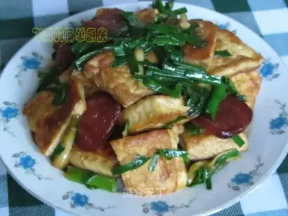 stir-fried tofu with green garlic sausage
