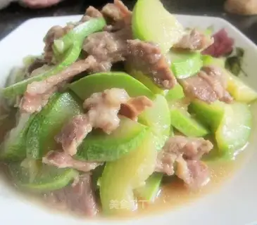 Sauteed pork slices with zucchini