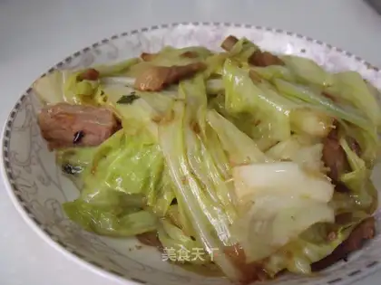 Grilled cabbage with hand-sprinkled cabbage