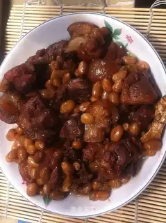 Braised peanuts with pork knuckles