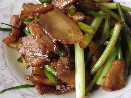 Sauteed pork with garlic sprouts
