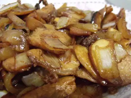 Sautéed pork slices with dried apricot mushroom and onion