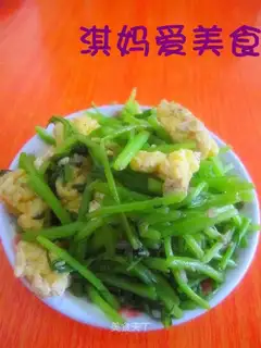 Scrambled eggs with chrysanthemum