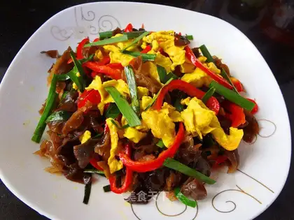 Scrambled eggs with leek and fungus