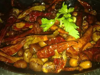 stir-fried peanuts with dried peppers