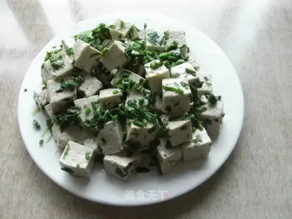 Toona sinensis sprouts mixed with tofu