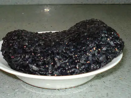 Shredded pork with black rice bun