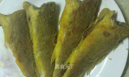 Pan-fried yellow croaker with corn flour