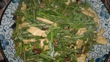 Fried pork with wild vegetables