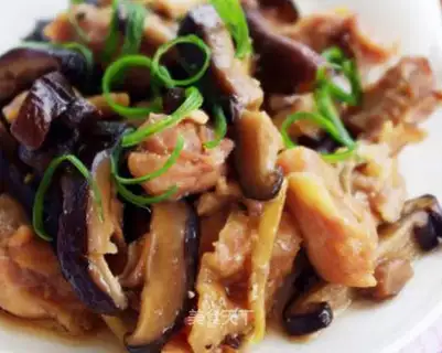 Steamed chicken with mushroom and fungus