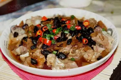 Steamed pork ribs with black bean and pepper