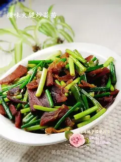 stir-fried garlic sprouts with cured ham