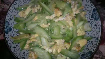 Scrambled eggs with cucumber