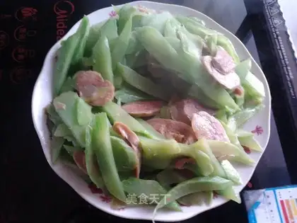 Sausage with lettuce