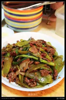Sliced beef and lettuce