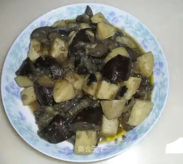 Stewed potato and eggplant pieces