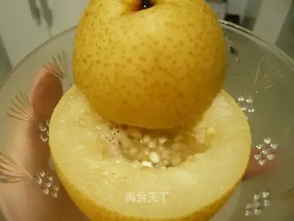 Steamed pear with Sichuan fritillaria rock sugar