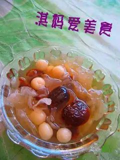 Tremella lotus seeds and red dates soup