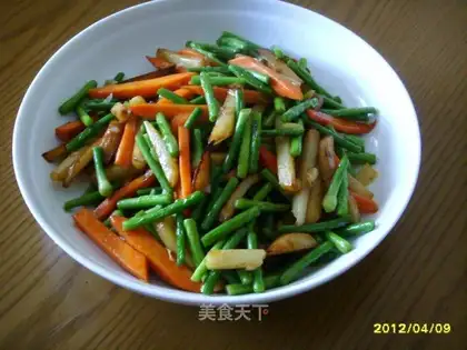 stir-fried garlic sprouts with potato chips