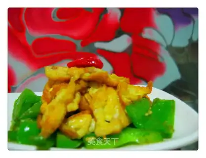 Scrambled eggs with green pepper
