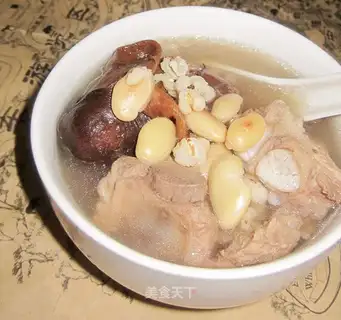 Stewed pork bone soup with kapok