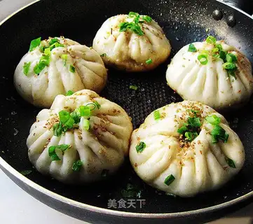 Pork and green onion fried buns