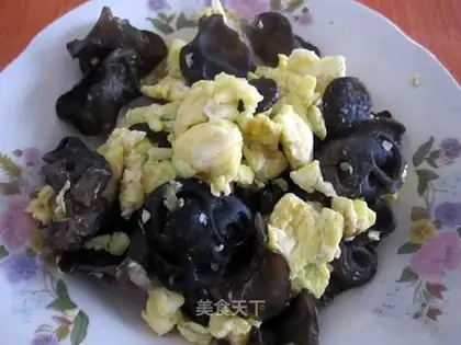 Scrambled eggs with fungus