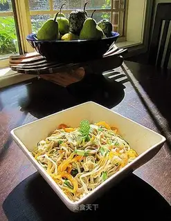 Flammulina velutipes and jellyfish mixed with soba noodles