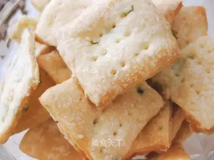 Crispy biscuits with onion flavor