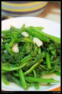 stir-fried pumpkin seedlings with garlic